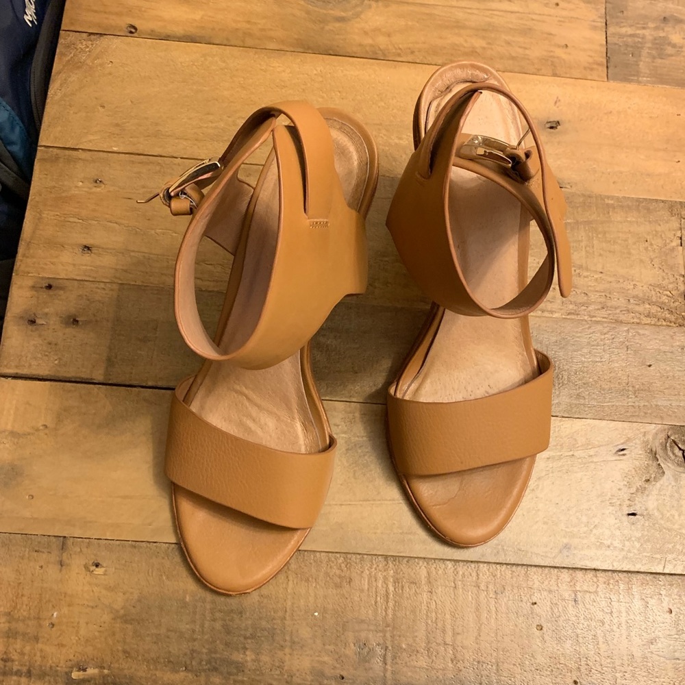 Beautiful tan leather and wood Joie heels!